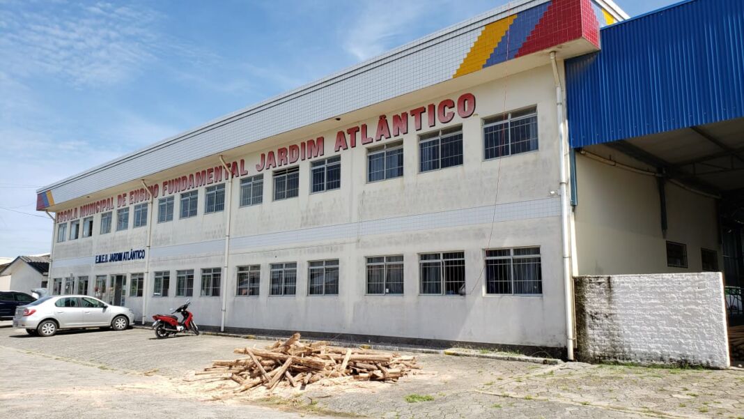Reforma do telhado na escola Jardim Atlântico