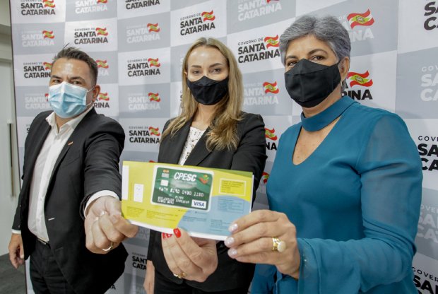 daniela_reinehr_e_secretario_da_educacao_anunciam_r_98_milhoes_para_materiais_e_servicos_nas_escolas_20210408_1149737647