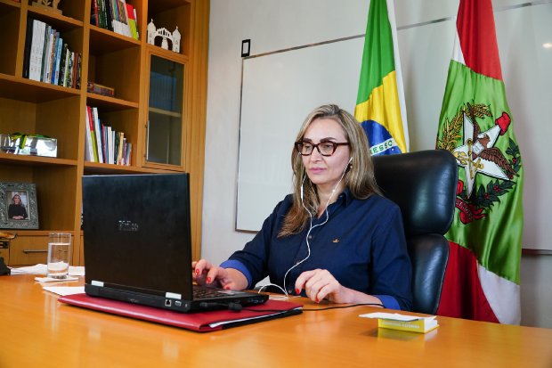 participacao_daniela_reinehr_na_abertura_de_simposio_online_20210406_1868845400
