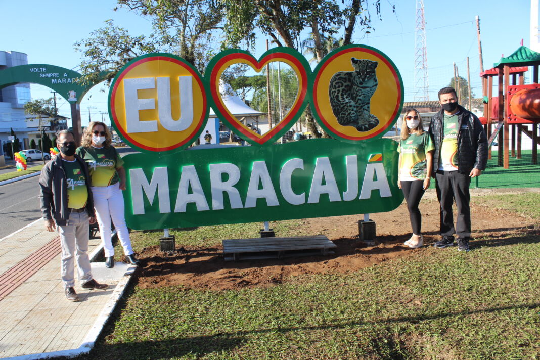 Prefeito e primeira-dama e vice com a esposa