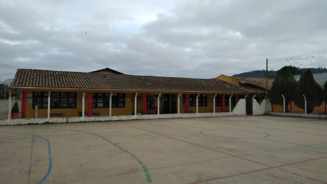 escola situada no bairro vila manenti