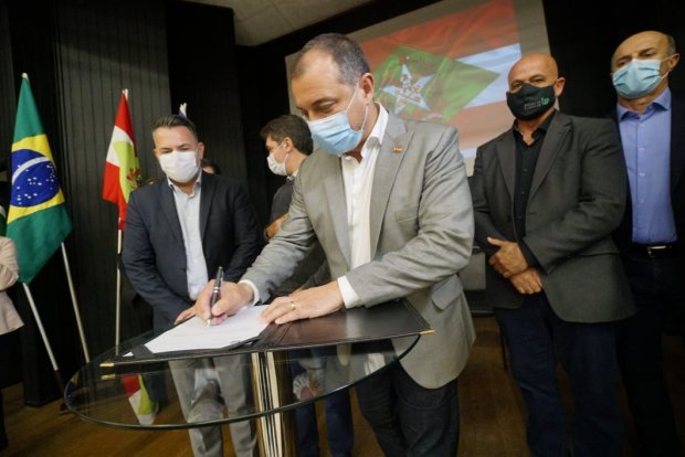 governador_faz_anuncios_para_educacao_de_criciuma_20210520_1413977894