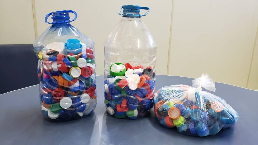 Tampinhas de garrafa PET