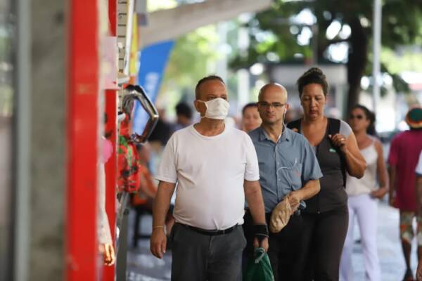 pedestre-caminha-de-mascara-por-rua-de-belo-horizonte-1024x682