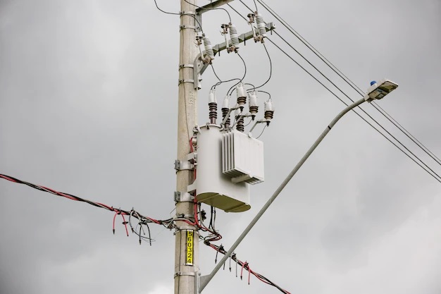 transformador-de-energia-no-poste-com-fios-de-alta-tensao_448327-1435