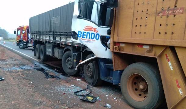 acidente-entre-dois-caminhoes-deixa-vitima-fatal-na-pr-492-631c84aaebd14