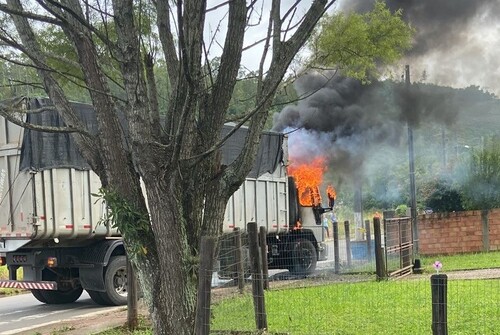 cabine-de-caminhao-e-destruida-por-incendio-em-sombrio