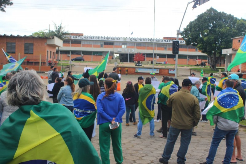 exercito Com faixas e bandeiras, grupo pediu intervenção federal em frente ao Exército de Criciúma
