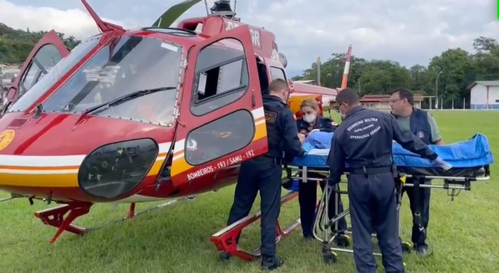 mulher-gravida-ajuda-de-bombeiros (1)