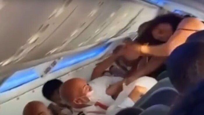 mulheres-brigam-aviao (1)