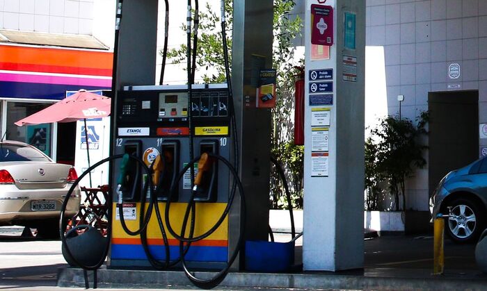 São Paulo - Posto de gasolina em Pinheiros.