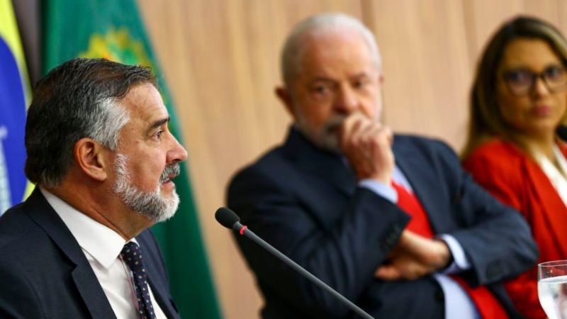 paulo-pimenta-com-lula-foto-marcelo-camargo-agencia-brasil-960x540-1 (1)