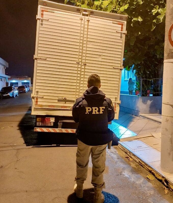 Na BR-101 em Sombrio, PRF recupera caminhão furtado no RS e proprietário agradece