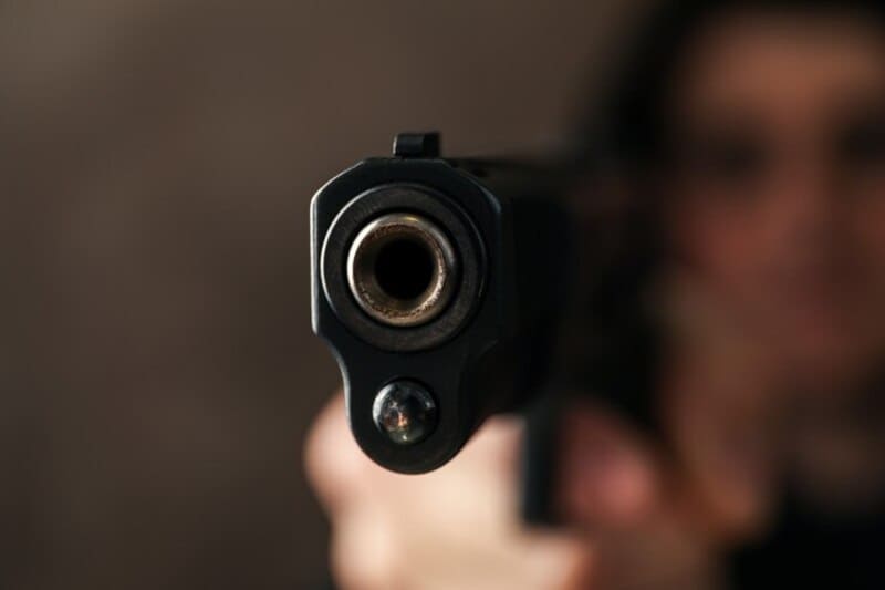 pistola-de-preensao-de-homem-foco-seletivo-ladrao-violencia_185193-14499 (1)