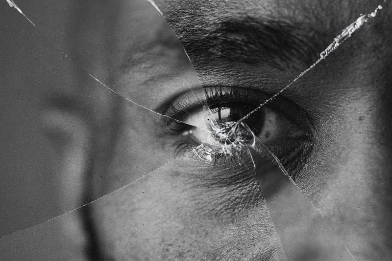 olhos-atras-de-espelho-quebrado (1) (1)