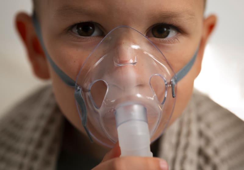 garoto-de-vista-frontal-usando-um-nebulizador (1)