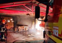 Incêndio destrói garagem com área gourmet em Meleiro durante a madrugada