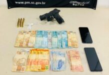 Dupla é presa com arma, drogas e mais de R$ 10 mil em Araranguá