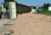 Caminhoneiro sofre AVC na BR-101 em Sombrio e causa bloqueio na via