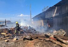 Bombeiros combatem incêndio em galpão e depósito de madeira no bairro Caverá, em Araranguá