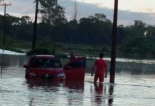 Homem fica ilhado dentro de carro em estrada alagada em Turvo
