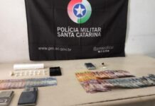 Polícia Militar estoura ponto de tráfico e prende quatro pessoas no bairro Divinéia, em Araranguá