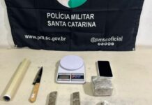 Denúncias anônimas levam PM a prender jovem por tráfico e apreender maconha em Sombrio