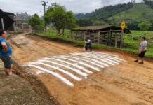 “Faixa de pedestres” em estrada de terra chama atenção em José Boiteux e gera debate nas redes