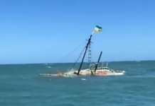 Escuna que saiu de Araranguá naufraga em Laguna; cinco tripulantes são resgatados com vida