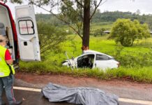 Automóvel bate em árvore e mata condutor entre Jacinto e Sombrio