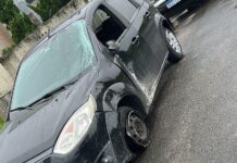 Veículo furtado é usado em colisão contra barbearia e abandonado em Sombrio