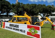 Turvo recebe retroescavadeira e ônibus escolar acessível por meio de investimentos do Governo do Estado