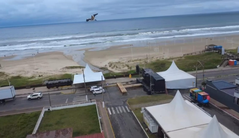 Desfiles serão em passarela montada junto ao palco principal Desfiles serão em passarela montada junto ao palco principal