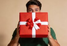 Do amigo ladrão ao solidário: novas versões do amigo secreto reinventam o Natal e aliviam o bolso