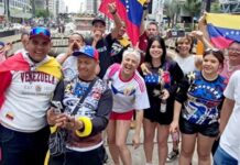 Venezuelanos comemoram em Boa Vista captura de Nicolás Maduro pelos EUA