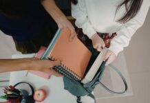 Levar ou não levar os filhos às compras de material escolar? Decisão impacta bolso e educação financeira