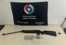 Suspeito tenta fugir, mas é flagrado com espingarda e munições em Sombrio