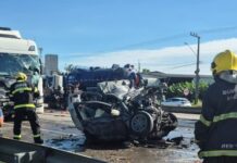 Engavetamento com explosão mata três pessoas e interdita a BR-101 em Itajaí