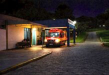 Mulher é socorrida com faca cravada no abdômen em Araranguá