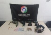 Quarteto é preso por tráfico de drogas após denúncias e monitoramento da PM em Araranguá