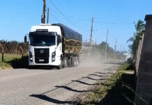 Moradores de Soares, em Araranguá, cobram asfaltamento prometido há anos em trecho utilizado como desvio da BR-101
