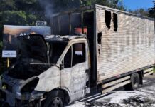 Caminhão pega fogo em estrada de acesso à região central de Araranguá, na Barranca