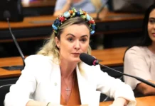 Júlia Zanatta coleta assinatura para pedir impeachment de Lula