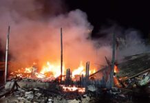 Incêndio destrói residência de madeira durante a noite em Sombrio