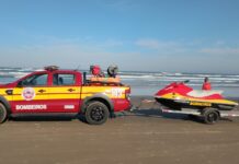 Bombeiros resgatam embarcação à deriva com três pescadores