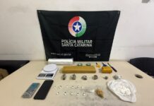 Polícia Militar apreende drogas e balanças de precisão durante ação em Passo de Torres