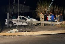 Idoso perde controle de Saveiro, derruba postes e deixa bairros sem energia em Sombrio