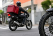 Motoboy é levado à delegacia após tentar descontar cheque clonado de quase R$ 4 mil