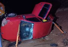 Jovem é resgatada após carro capotar na marginal da BR-101 em Sombrio