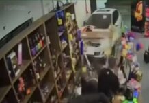 Carro invade distribuidora de bebidas e motorista é preso na Grande Florianópolis